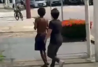 MPF abre investigação após alunos atacarem homem em situação de rua com arma de choque MPF abre investigação após alunos atacarem homem em situação de rua com arma de choque