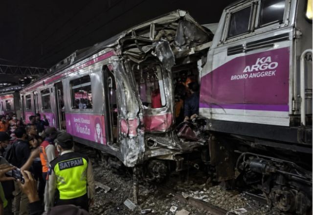 Imagem da noticia Colisão entre trens deixa ao menos 14 mortos e 84 feridos na Indonésia