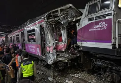 Colisão entre trens deixa ao menos 14 mortos e 84 feridos na Indonésia Colisão entre trens deixa ao menos 14 mortos e 84 feridos na Indonésia