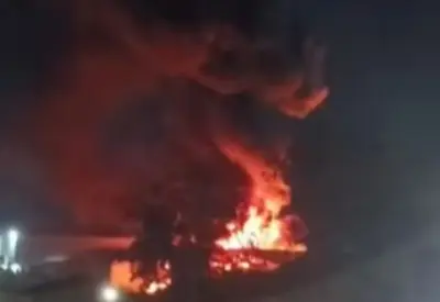 SP: incêndio de grandes proporções atinge fábrica de velas em Mauá SP: incêndio de grandes proporções atinge fábrica de velas em Mauá