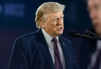 Trump elogia negociações com Irã, mas diz que preferência seria 'tomar o petróleo' do país Trump elogia negociações com Irã, mas diz que preferência seria 'tomar o petróleo' do país