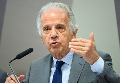 "É cedo para tomarmos qualquer atitude", diz ministro brasileiro sobre ataque na Venezuela "É cedo para tomarmos qualquer atitude", diz ministro brasileiro sobre ataque na Venezuela