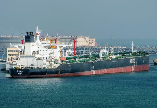 Petroleiro do Kuwait é atingido por ataque iraniano no porto do Dubai Petroleiro do Kuwait é atingido por ataque iraniano no porto do Dubai