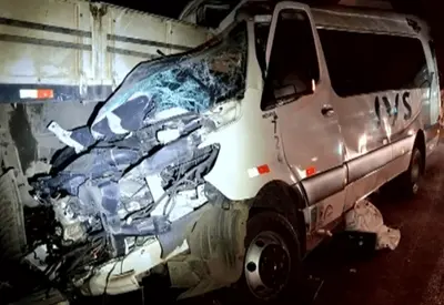 Acidente com van de estudantes deixa 1 morto e 14 feridos no RS Acidente com van de estudantes deixa 1 morto e 14 feridos no RS