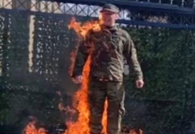 Integrante da Força Aérea americana ateia fogo ao corpo em frente embaixada de Israel