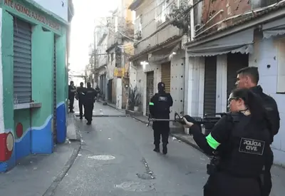 Operação em Manguinhos prende oito suspeitos e tiroteio interrompe trens no Rio Operação em Manguinhos prende oito suspeitos e tiroteio interrompe trens no Rio