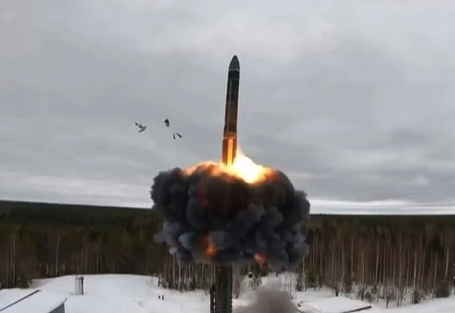 Imagem da noticia Rússia lança míssil com capacidade nuclear contra Ucrânia em resposta à ataque contra casa de Putin