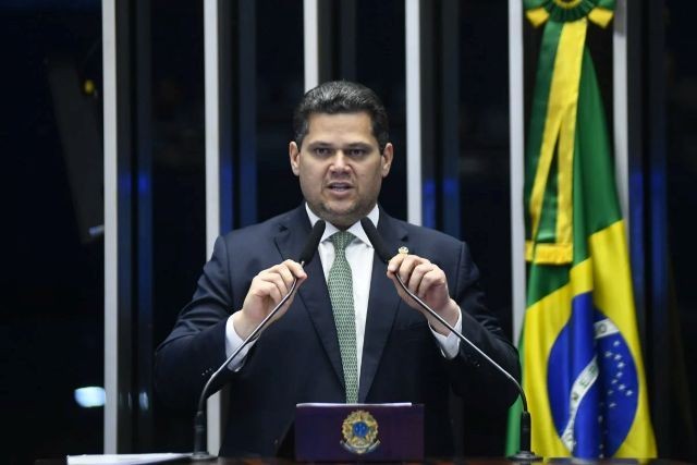 Imagem da noticia Alcolumbre diz que vai processar deputado que insinuou trisal envolvendo Gleisi e Lindbergh