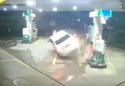 Frentista e cliente escapam ilesos de acidente impressionante Frentista e cliente escapam ilesos de acidente impressionante