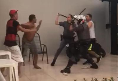 Vídeo: PM invade aniversário e agride moradores com cassetete Vídeo: PM invade aniversário e agride moradores com cassetete