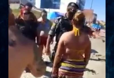 Mães são presas após amarrarem filhos a cadeiras de praia e irem passear Mães são presas após amarrarem filhos a cadeiras de praia e irem passear