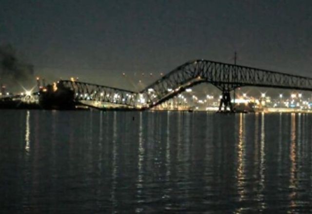 Ponte desmorona após ser atingida por navio nos EUA; veja vídeo