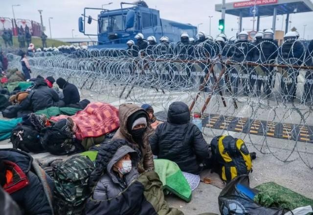 Imagem da noticia Belarus retira imigrantes de acampamentos na fronteira com a Polônia