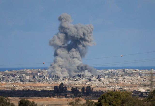 Imagem da noticia Israel bombardeia Gaza no dia em que a guerra completa dois anos