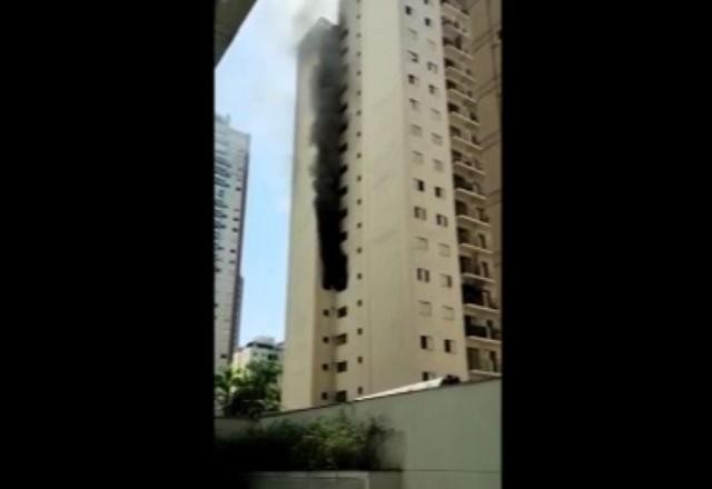 Imagem da noticia Vítima pula de 6º andar de apartamento durante incêndio em SP