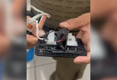 Funcionária descobre microcâmera escondida no banheiro de empresa em SC Funcionária descobre microcâmera escondida no banheiro de empresa em SC