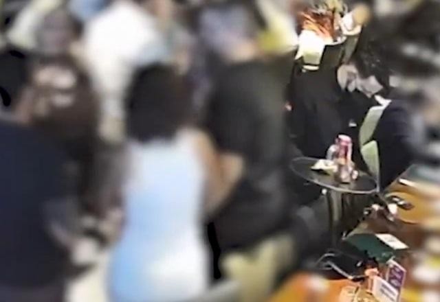 Imagem da noticia Garçom é flagrado furtando celular de cliente em restaurante