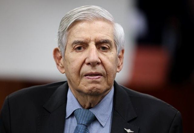 Imagem da noticia PGR defende prisão domiciliar para general Heleno: "Medida proporcional à faixa etária e ao quadro de saúde"