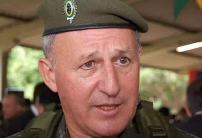 Bolsonaro indica general para cargo de diretor-geral na Itaipu Bolsonaro indica general para cargo de diretor-geral na Itaipu