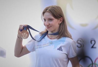 Romena recebe medalha de bronze após polêmica na ginástica artística Romena recebe medalha de bronze após polêmica na ginástica artística