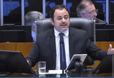 Glauber Braga ocupa mesa da Câmara e plenário é esvaziado Glauber Braga ocupa mesa da Câmara e plenário é esvaziado