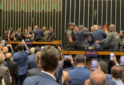 Glauber Braga ocupa mesa da Câmara e é retirado a força Glauber Braga ocupa mesa da Câmara e é retirado a força