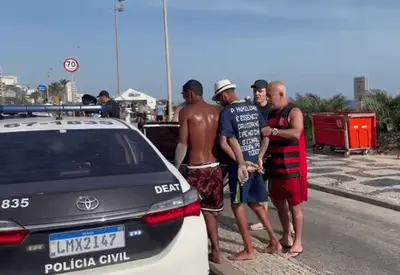 Polícia prende suspeitos de aplicar golpes com maquininhas contra turistas na praia de Ipanema Polícia prende suspeitos de aplicar golpes com maquininhas contra turistas na praia de Ipanema