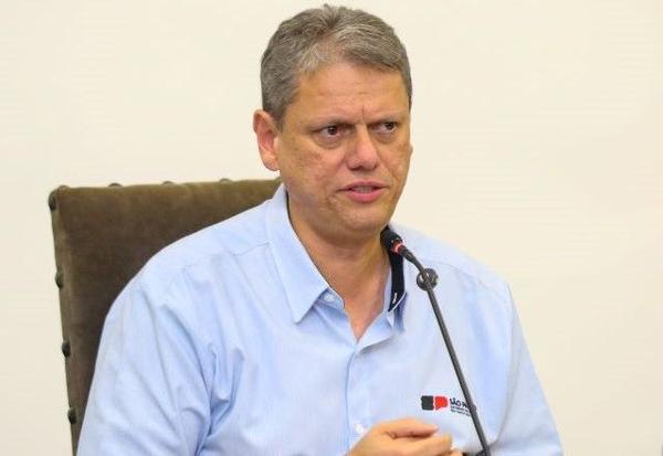 Imagem da notícia: Tarcísio espera candidatura de Flávio se consolidar e deve aguardar até março para "mergulhar" na campanha