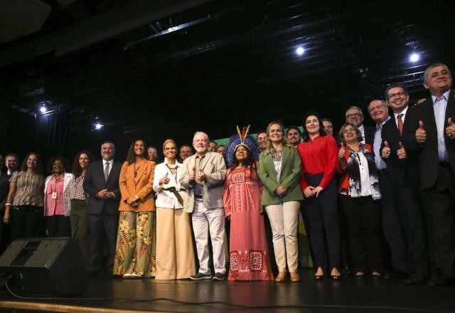 Imagem da noticia Governo começa com posses de ministros; Lula altera política de armas