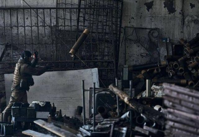 Imagem da noticia Guerra na Ucrânia leva Europa a aumentar importações de armas em 47%