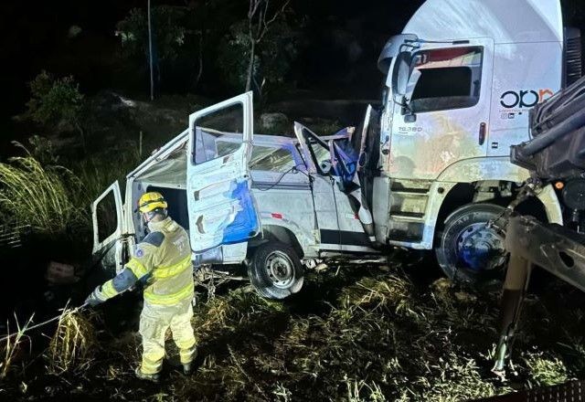Imagem da noticia Acidente entre van e carreta deixa nove mortos e 10 feridos no norte de Minas Gerais