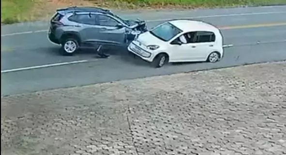 Imagem da noticia Vídeo: Acidente entre carros deixa uma pessoa morta em SC