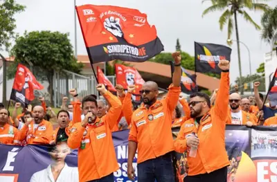 Petroleiros aceitam acordo da Petrobras e encerram greve após 16 dias Petroleiros aceitam acordo da Petrobras e encerram greve após 16 dias