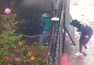 Policial é assassinado na garagem de casa durante tentativa de assalto Policial é assassinado na garagem de casa durante tentativa de assalto