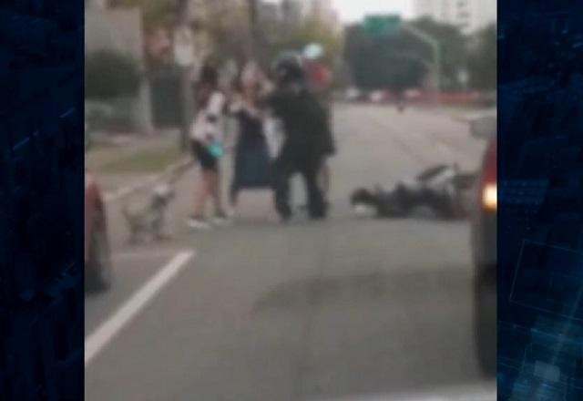 Imagem da noticia Advogada agride motoqueira que freou para agressora passar fora da faixa