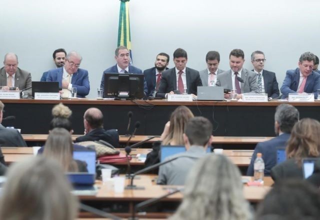 Imagem da noticia Reforma tributária: carne fica de fora da cesta básica e deputados propõem "imposto do pecado" para jogos de azar