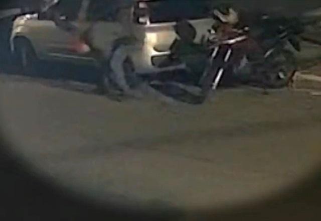 Imagem da noticia Bandido fura pneu de carro para assaltar PM em SP