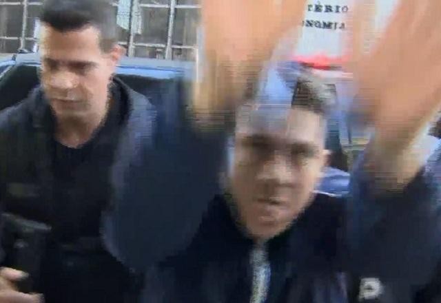 Imagem da noticia Suspeito preso ataca câmera e ameaça cinegrafista de morte