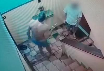 Homem armado que ameaçava vizinhos é preso no RJ Homem armado que ameaçava vizinhos é preso no RJ