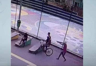 Homem é morto ao ser alvejado com tiros nas costas em quadra esportiva Homem é morto ao ser alvejado com tiros nas costas em quadra esportiva