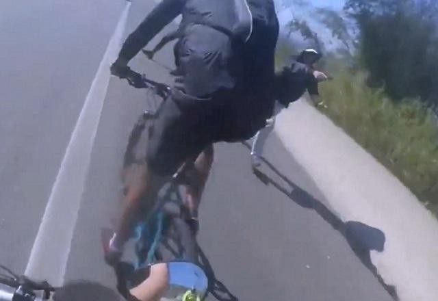 Imagem da noticia SP: câmera acoplada flagra roubo a ciclistas na rodovia dos Imigrantes