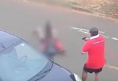 Vizinhos brigam por manga e fisiculturista é baleado por PM Vizinhos brigam por manga e fisiculturista é baleado por PM