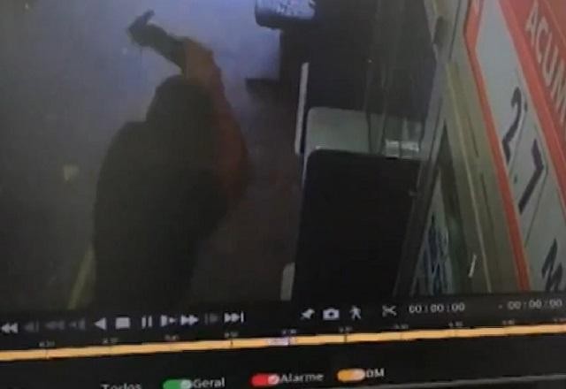 Imagem da noticia Homem usa macaco hidráulico para tentar matar ex em lotérica