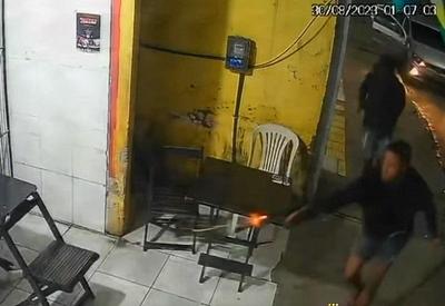 Homem é executado com mais de 20 tiros após tentar fugir de assassinos Homem é executado com mais de 20 tiros após tentar fugir de assassinos