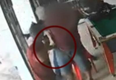 Homem que roubou arma de policial pode ter assassinado estudante Homem que roubou arma de policial pode ter assassinado estudante