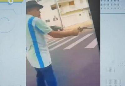 Homem que gravou vídeo ameaçando policiais com arma e violão é preso Homem que gravou vídeo ameaçando policiais com arma e violão é preso