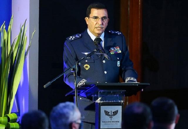 Imagem da noticia Atual comandante da Aeronáutica cumprimenta indicado para o cargo