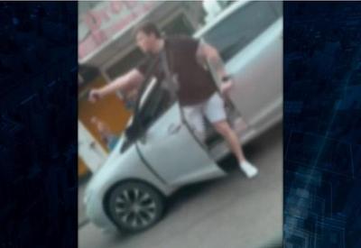 Delegado transtornado aponta arma durante briga de trânsito Delegado transtornado aponta arma durante briga de trânsito