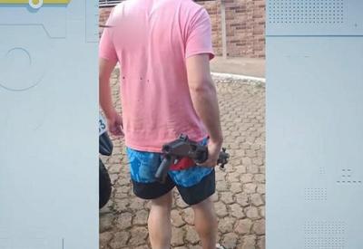 Homem é flechado nas costas durante briga entre vizinhos em MG Homem é flechado nas costas durante briga entre vizinhos em MG