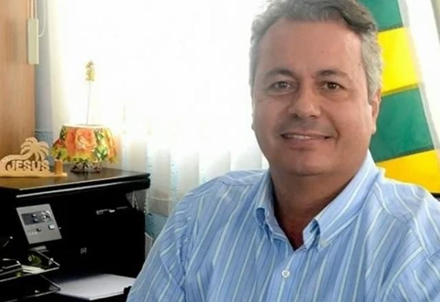 Imagem da noticia GO: Prefeito que atirou na casa da ex se entrega à polícia
